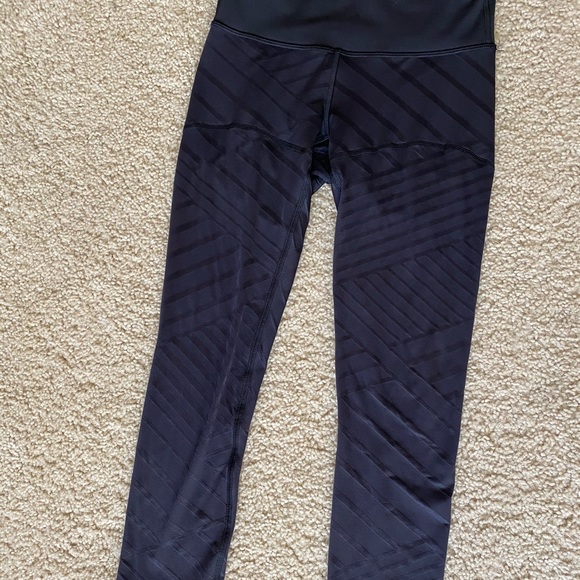 Lululemon crop mesh size 4 black - Picture 6 of 6